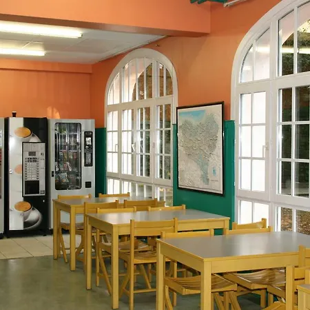 阿尔伯格约温尼尔欧德雷塔旅舍 *